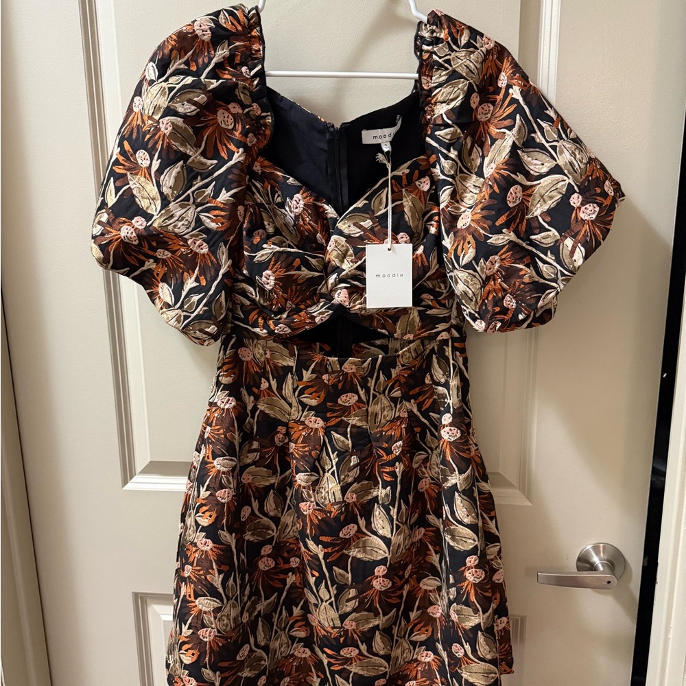 moodie Black Floral Twist-Front Puff Sleeve Dress